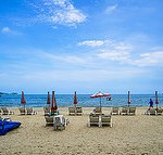 Lovely beach by Luke Ma - Flickr - CC.BY 2.0