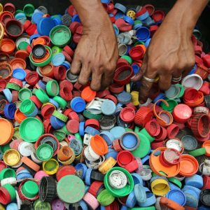 « Person hands on assorted color plastic lid lot » - Krizjohn Rosales (depuis PEXELS)