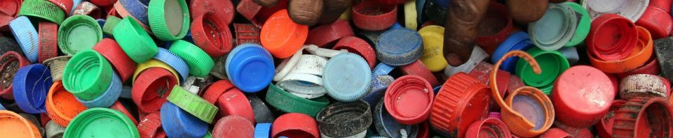 « Person hands on assorted color plastic lid lot » - Krizjohn Rosales (depuis PEXELS)