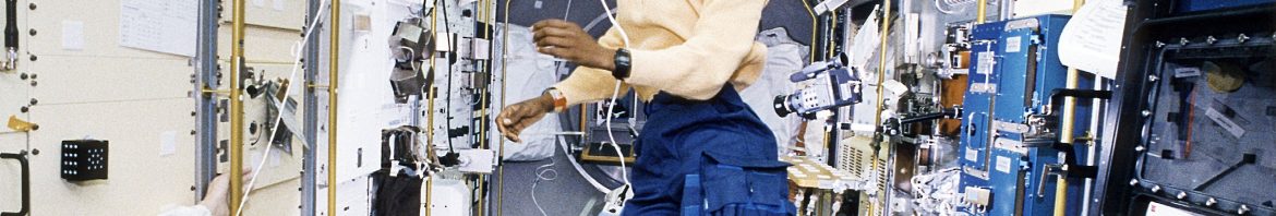 1992-10-22 / Astronaut Mae Jemison Working in Spacelab-J / NASA on The Commons / Domaine public